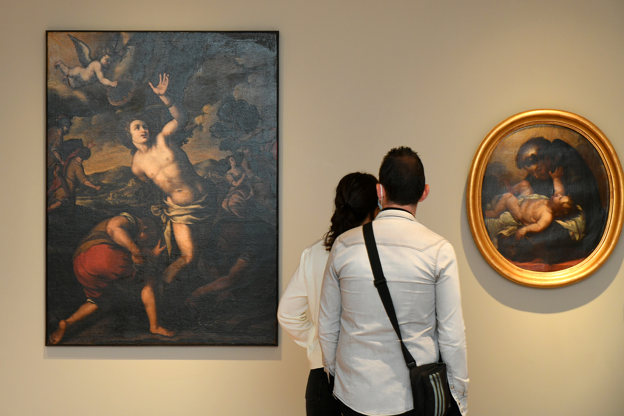 Visiteurs dans les salles baroques du musée d'art Hyacinthe Rigaud