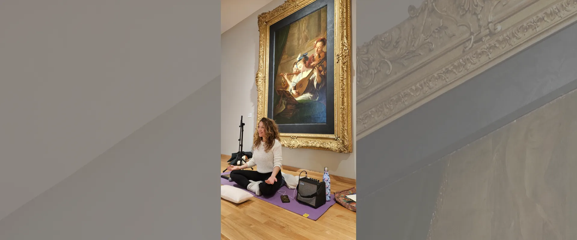 Sabrina Médita dans les salles du musée Rigaud