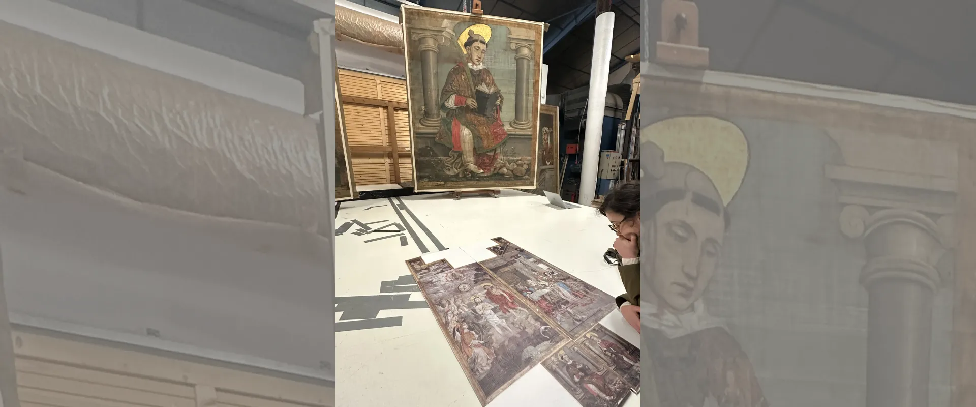 Léda Martines en train d'observer les volets d'orgues