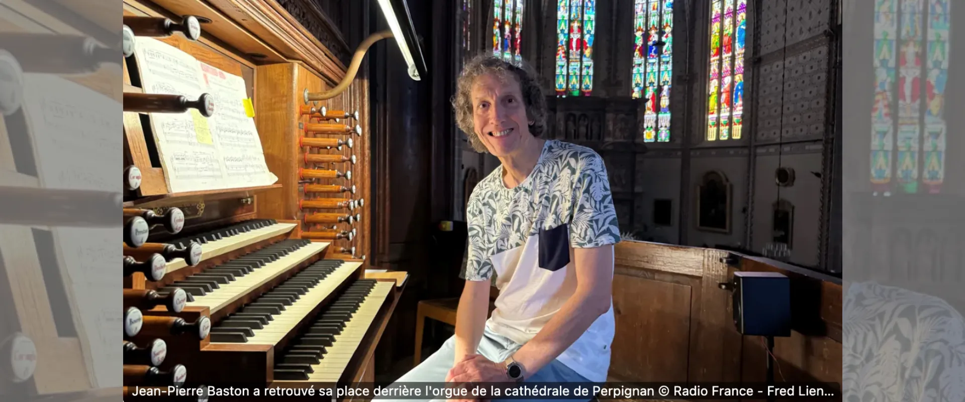 Jean-Pierre Baston à la cathédrale de Perpignan devant l'orgue. Crédit Radio-France