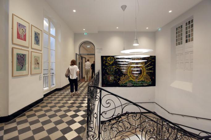 Escalier cour Lazerme. Apollo ou les quatre éléments, tapisserie de Jean Lurçat et buvards-­projets de tapis de Gustave Fayet.