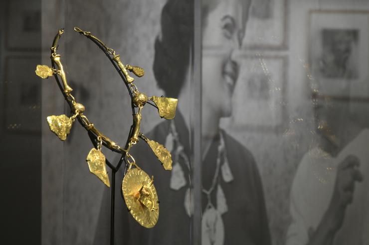Collier au taureau sur chaîne articulée, Pablo Picasso, au sein de l'exposition Maillol-Picasso. Défier l'Idéal classique au musée Rigaud© Succession Picasso 2025