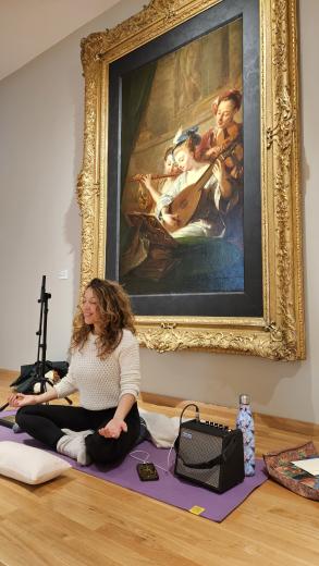 Sabrina Médita dans les salles du musée Rigaud