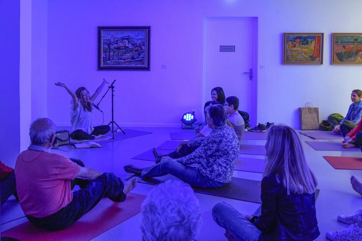 Séance de méditation au musée d'art Hyacinthe Rigaud avec Sabrina Bessoles
