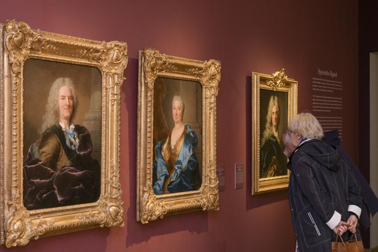 Visiteuse devant les tableaux du musée d'art Hyacinthe Rigaud