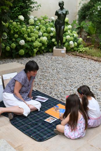 Mini-atelier au sein du jardin du musée Rigaud. 