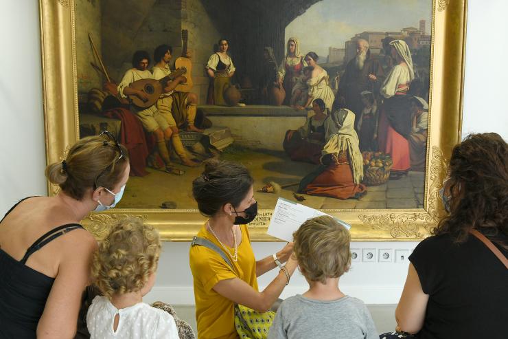 Visite devant le tableau Les joueurs de Luth, tableau de Guillaume Bodinier au musée d'art Hyacinthe Rigaud