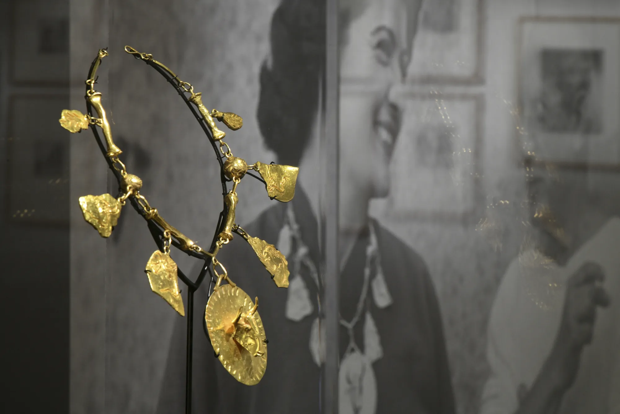 Collier au taureau sur chaîne articulée, Pablo Picasso, au sein de l'exposition Maillol-Picasso. Défier l'Idéal classique au musée Rigaud© Succession Picasso 2025