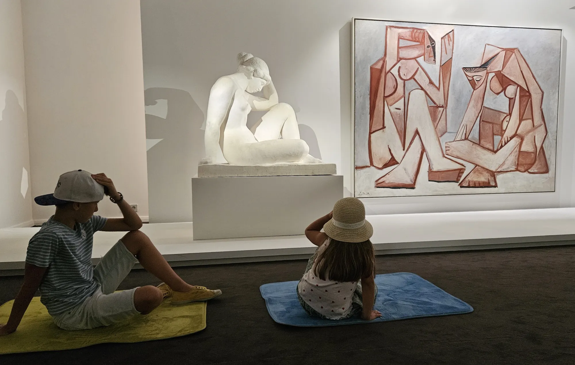 Visite guidée famille de l'exposition Maillol-Picasso, Défier l'Idéal classique, au musée d'art Hyacinthe Rigaud. © Succession Picasso 2025