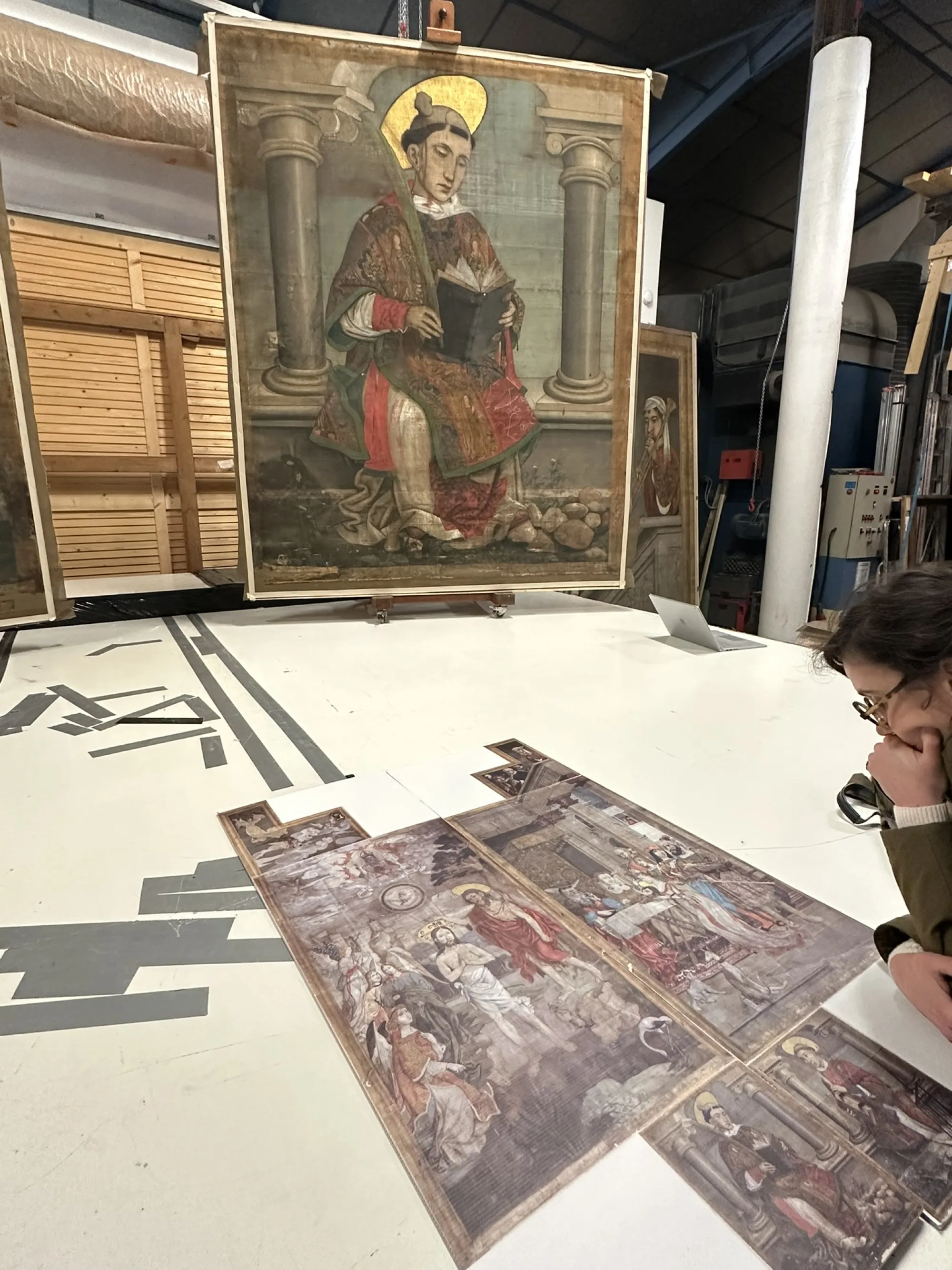 Léda Martines en train d'observer les volets d'orgues