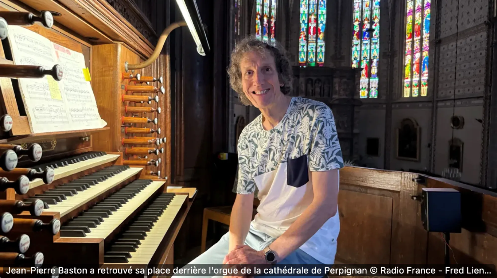 Jean-Pierre Baston à la cathédrale de Perpignan devant l'orgue. Crédit Radio-France
