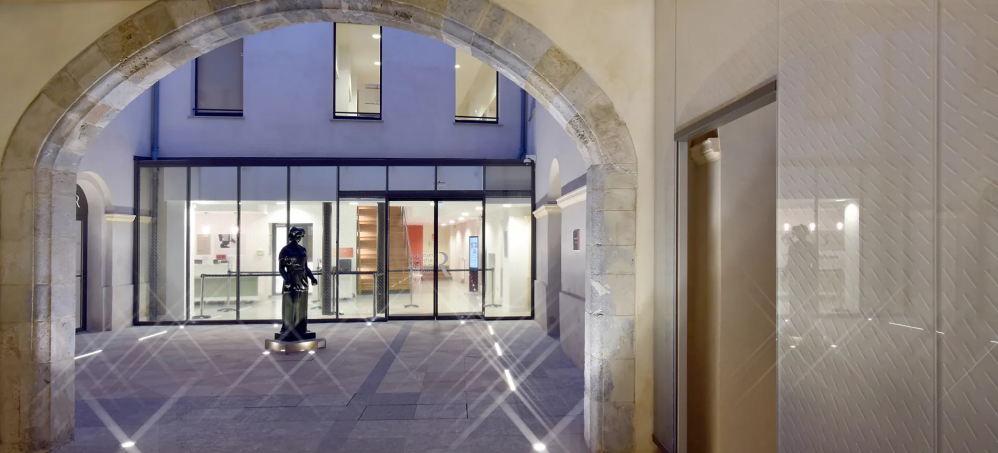 Cour d'entrée du musée Rigaud avec la statue d'Aristide Maillol - Cour Mailly